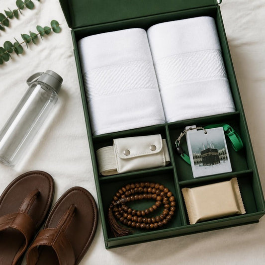 Kit Omra et Hajj Premium dans son coffret vert : deux ihrams, ceinture, Mini-Guide, chapelet, savon et sandales